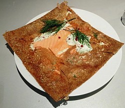 « La Grève Rose » saumon, crème ciboulette, emmental et citron 8€