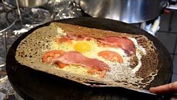 Galette forestière (fromage, lard, oeuf et tomate cuisinée) 7€50